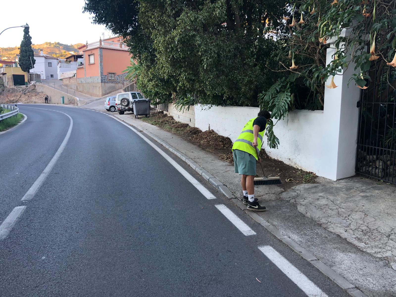 El Ayuntamiento de Almuñécar ha llevado una campaña  de limpieza del acerado en los barrios  Las Peñuelas y Torrecuevas